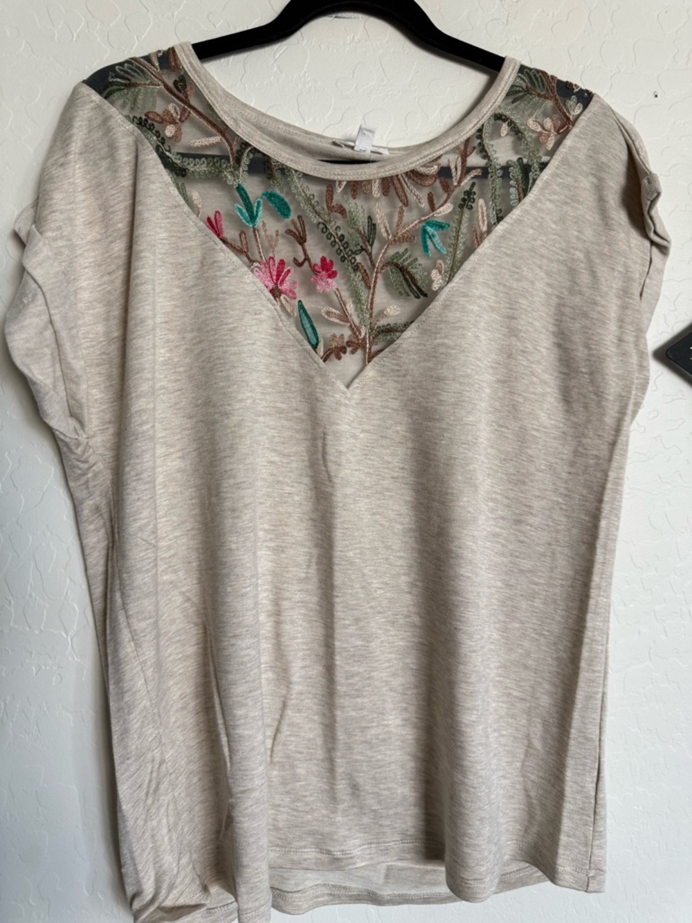 4/$20 - SOUL CAKE Beige Knit Embroidered V-Neck Women's Top - XL